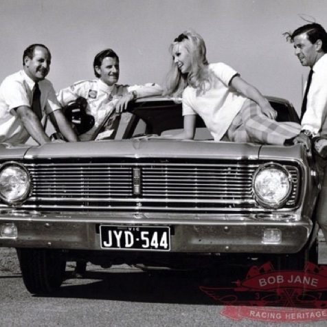 Jim, Graham Denisttrès occupé à admirer une nouvelle carrosserie;..